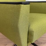 Fauteuil de salon pivotant vintage vert restauré des années 60 rembourré