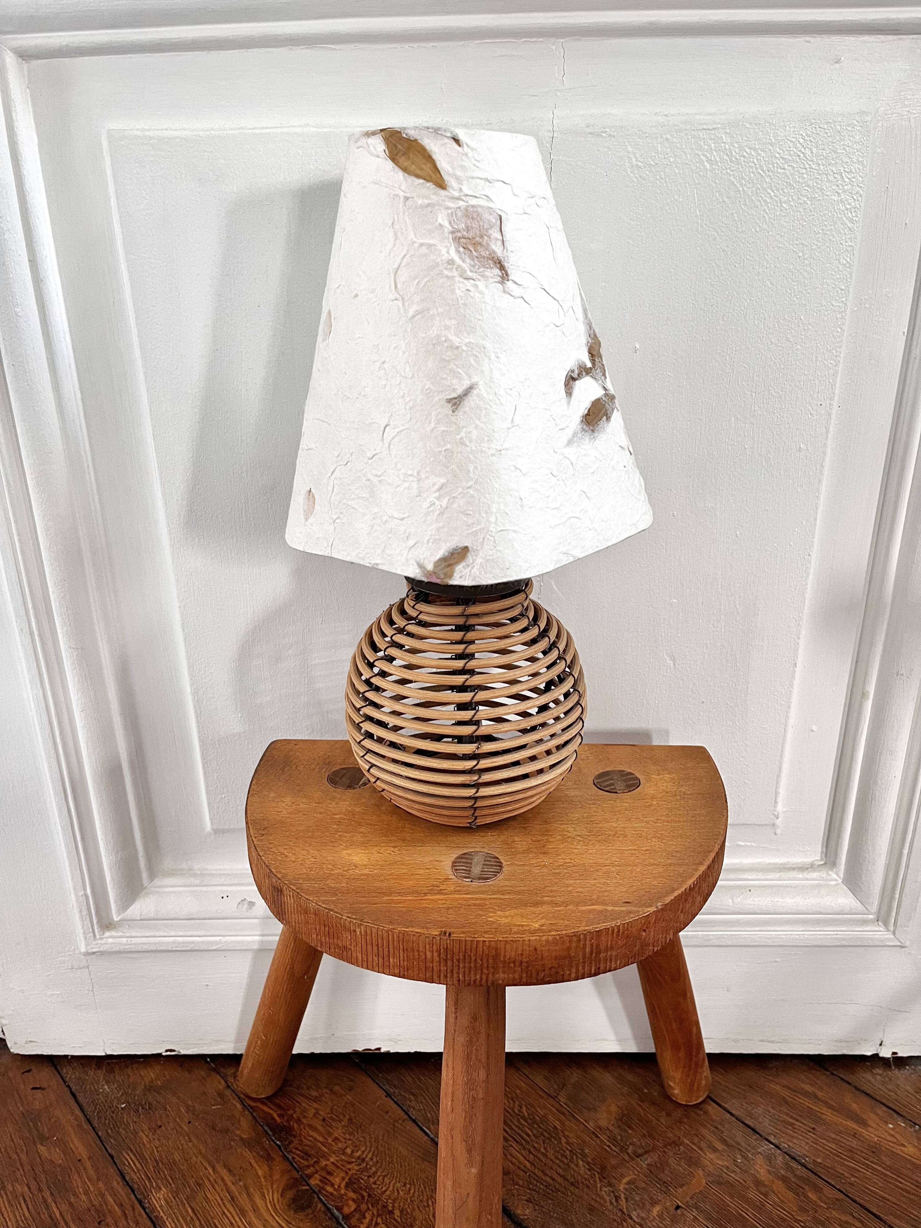 Lampe boule rotin et herbier
