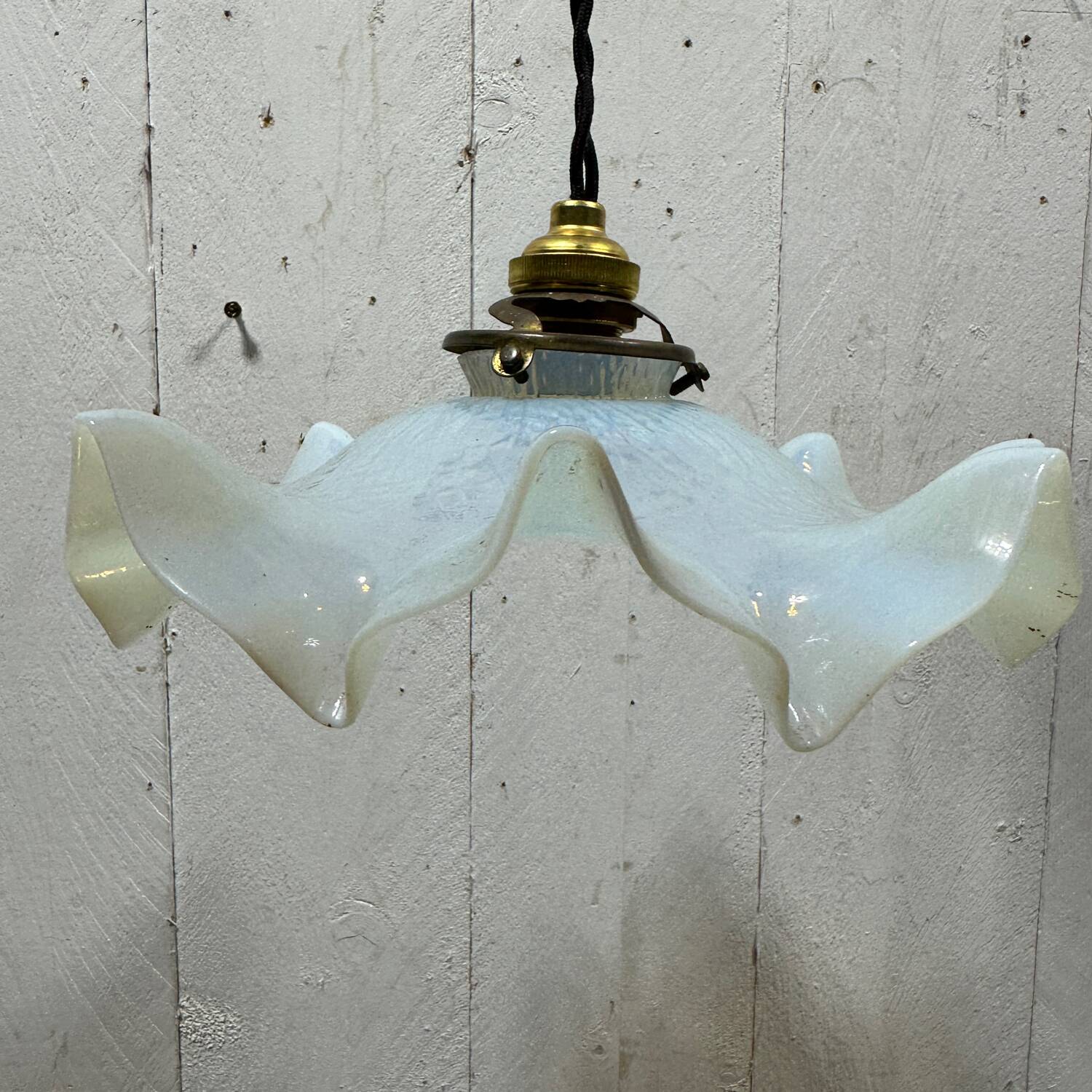 Suspension, old in milky white glass