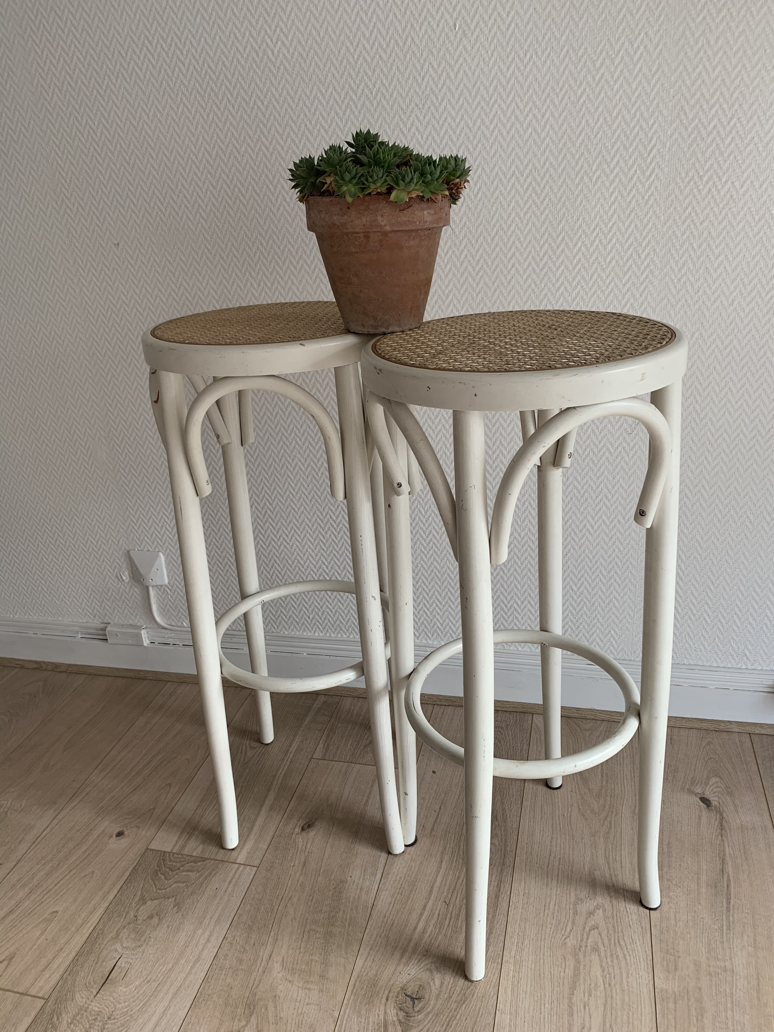 Paire de tabourets bistrot vintage canné blanc