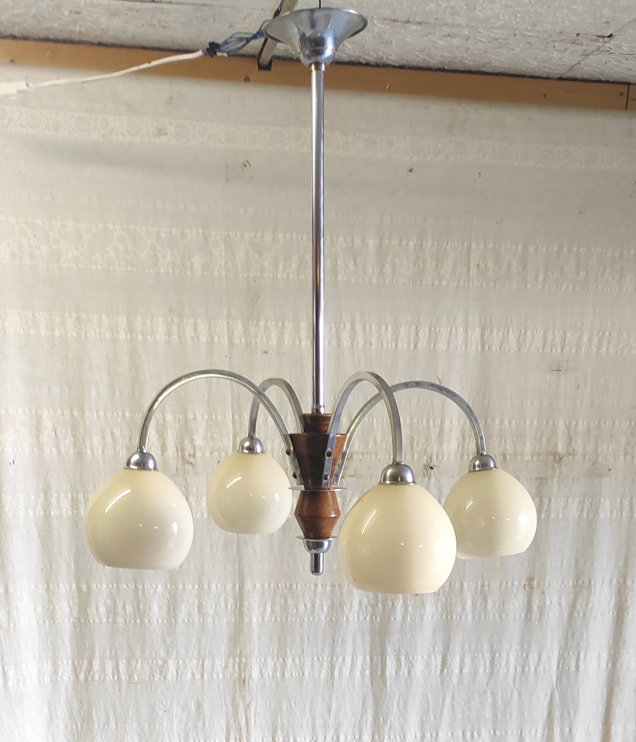 Art Deco chandelier with 4 lights in chrome metal and opaline globe - 1940s/50s
