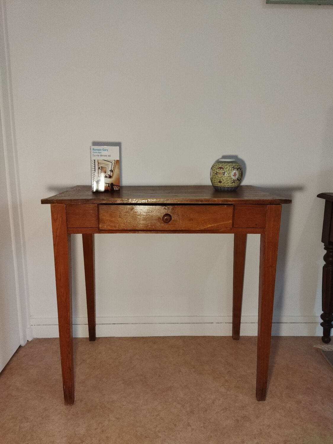 Spindle legs desk
