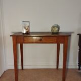 Spindle legs desk