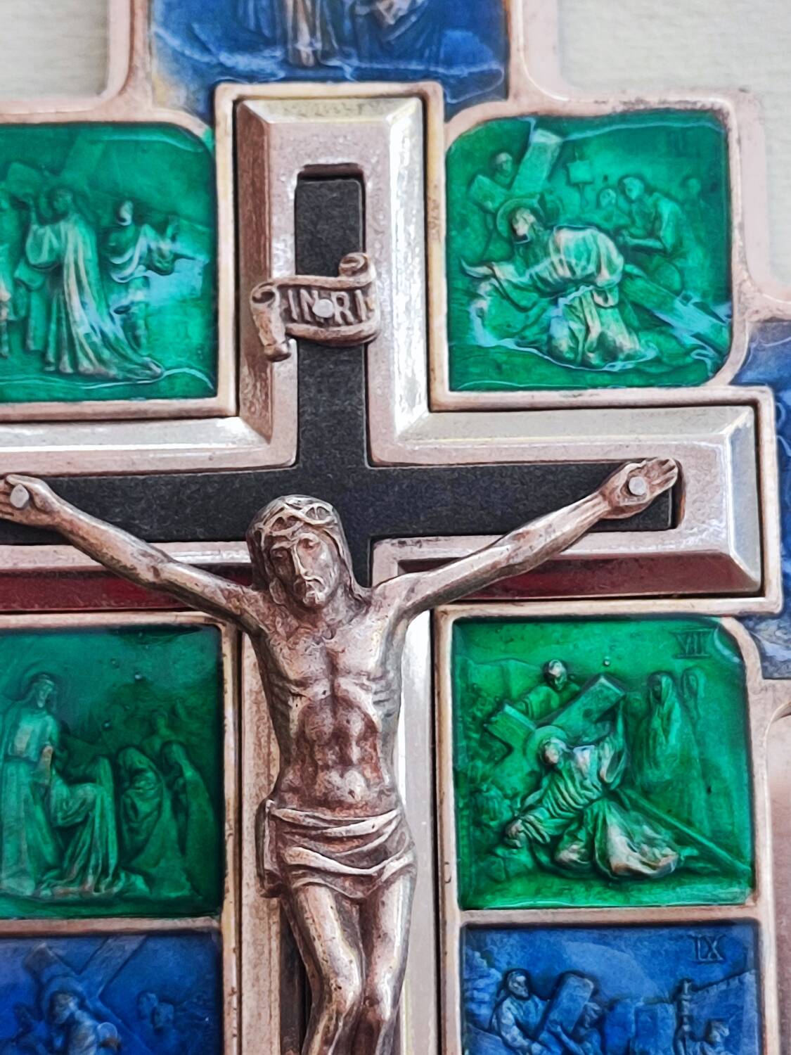 Crucifix en métal et émail