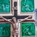 Crucifix en métal et émail
