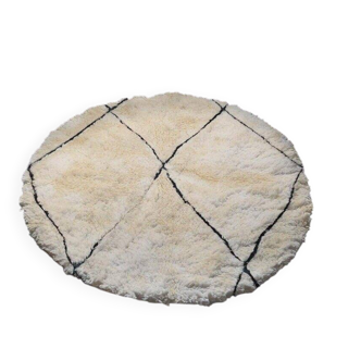 Round, handcrafted natural wool rug, size 150 x 150 cm