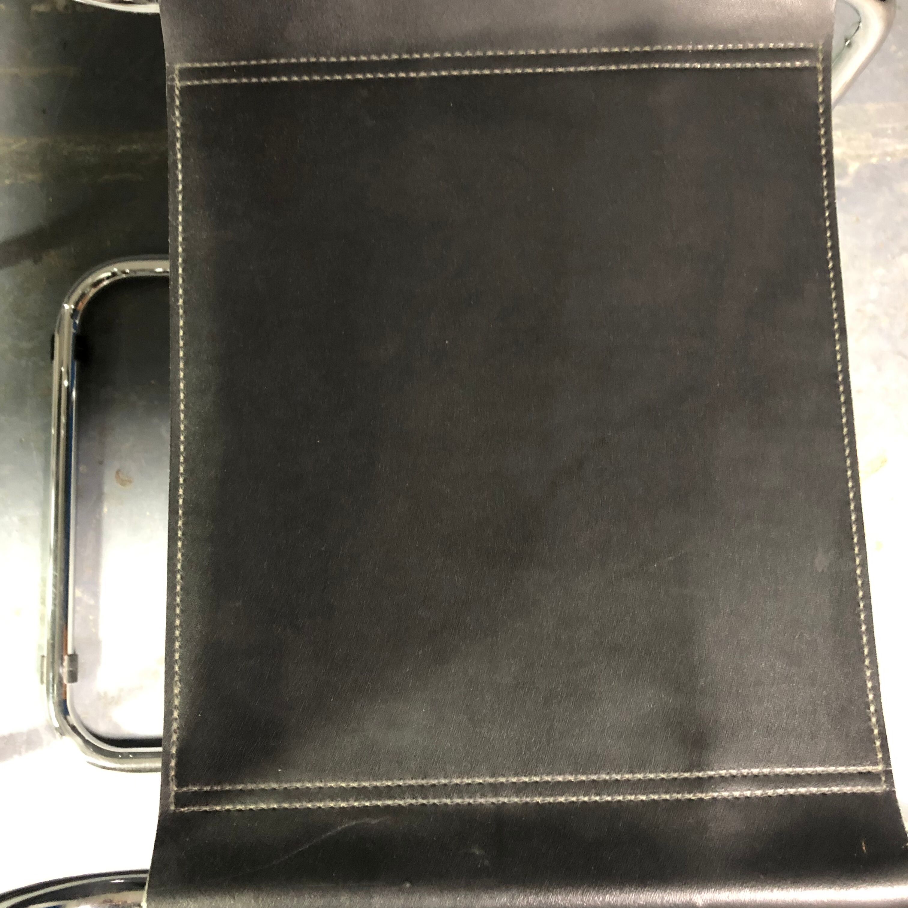Paire de chaises S33 cuir noir et chrome