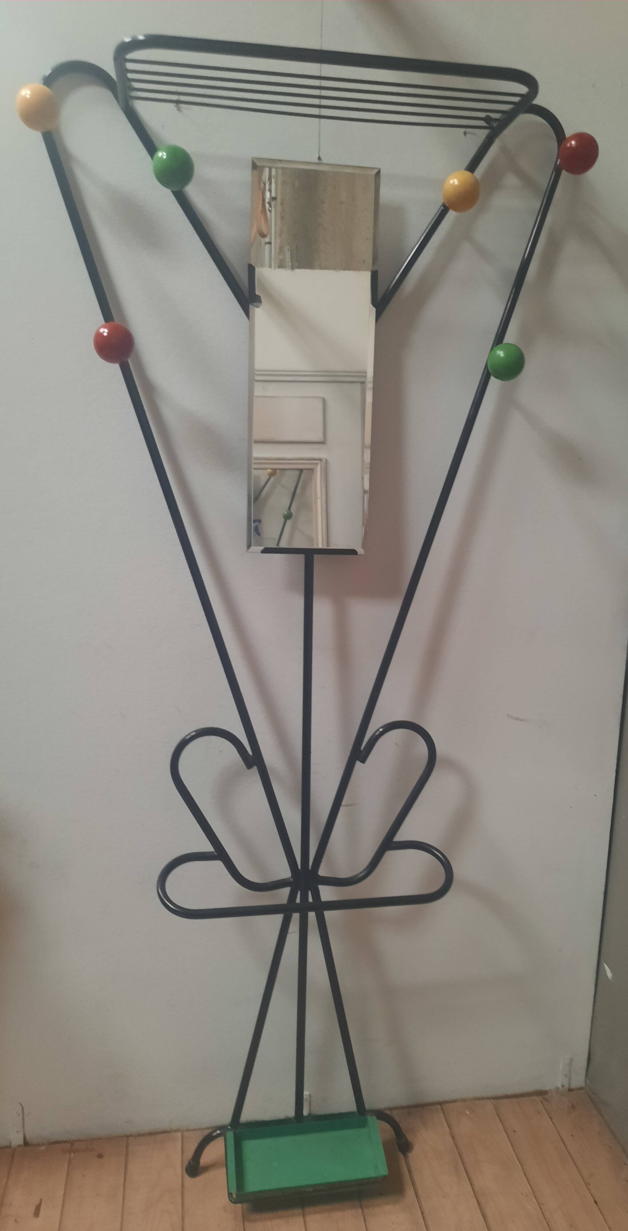 Porte manteau mural sur pied à boules de couleur