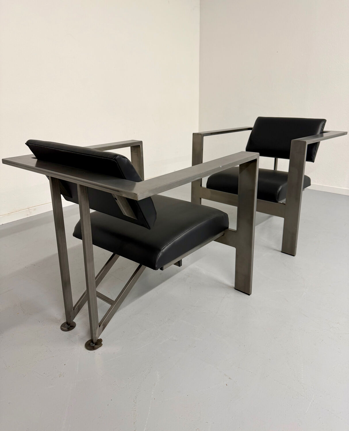 Salon brutaliste fauteuils simili métal design Karl Friedrich Forster