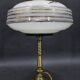 Lampe de table en laiton restaurée des années 1940 avec abat-jour en verre
