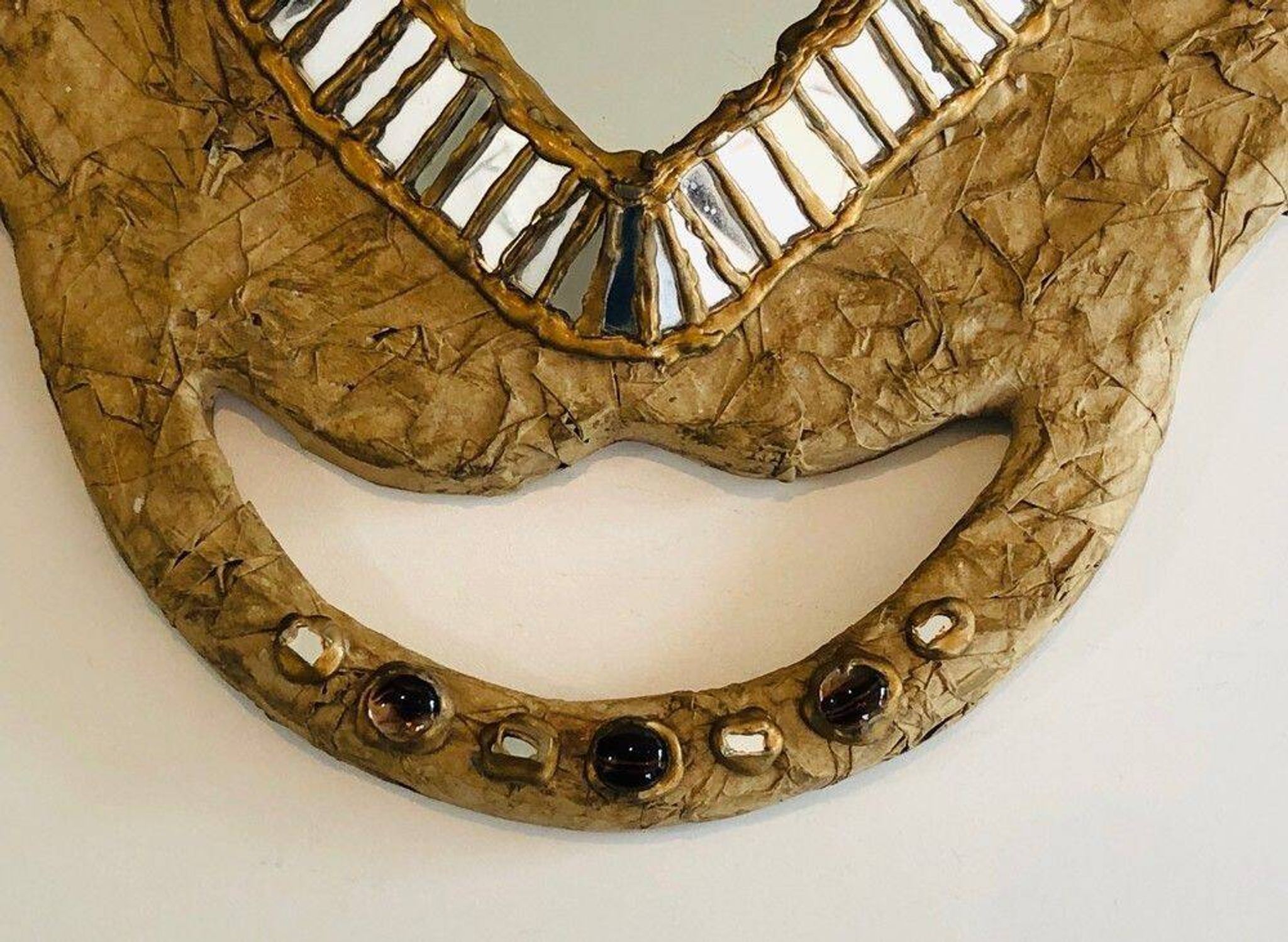 Miroir en papier mâché, incrustations et marqueterie de miroirs