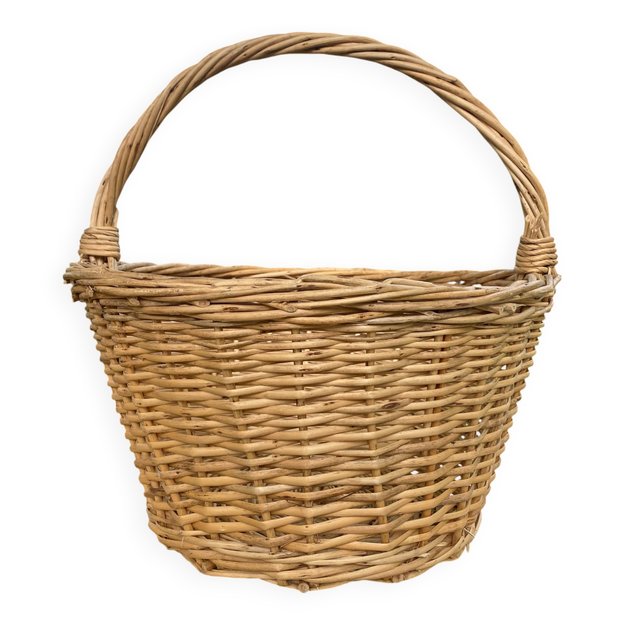 Light woven wicker round basket