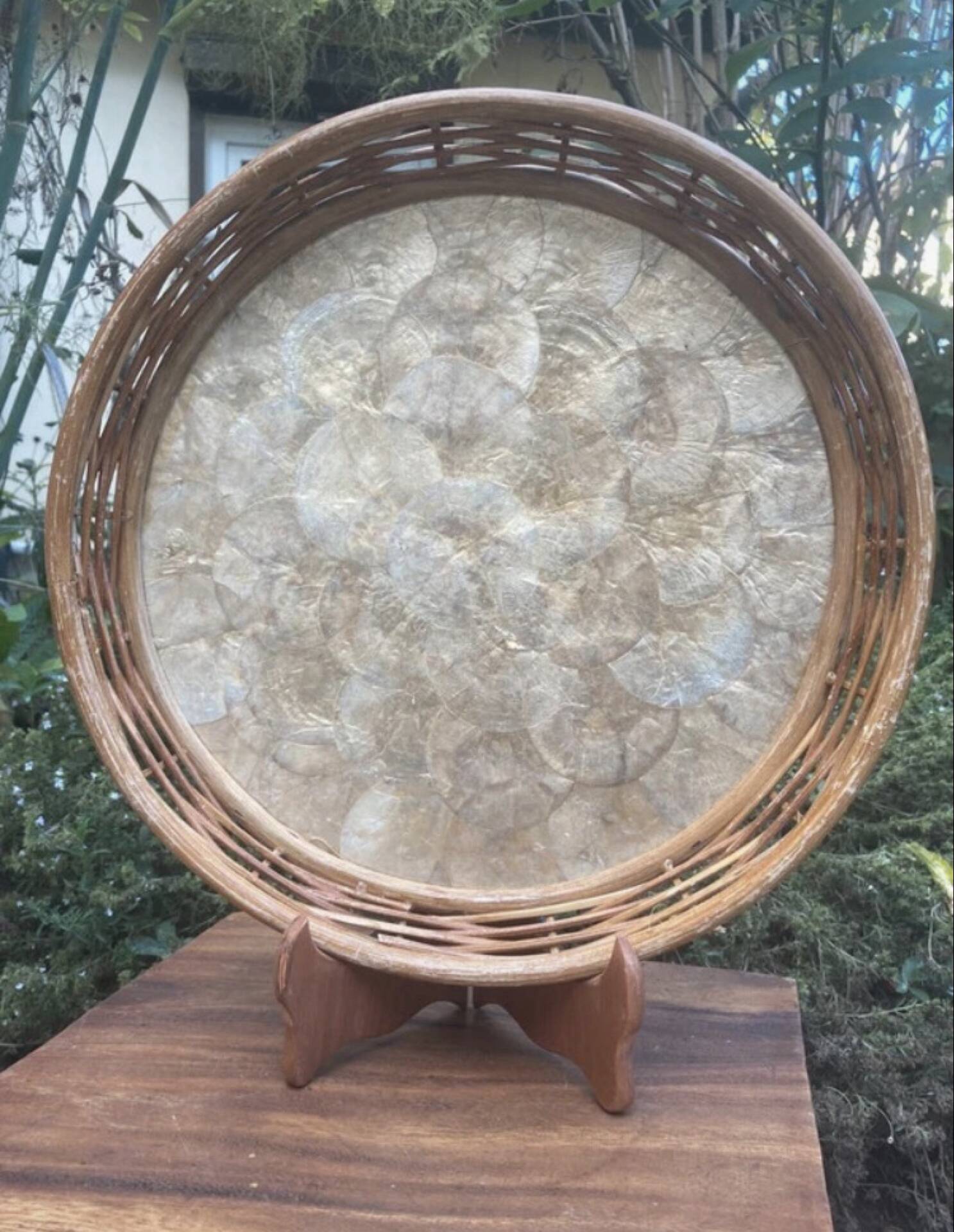 Mother-of-pearl plate