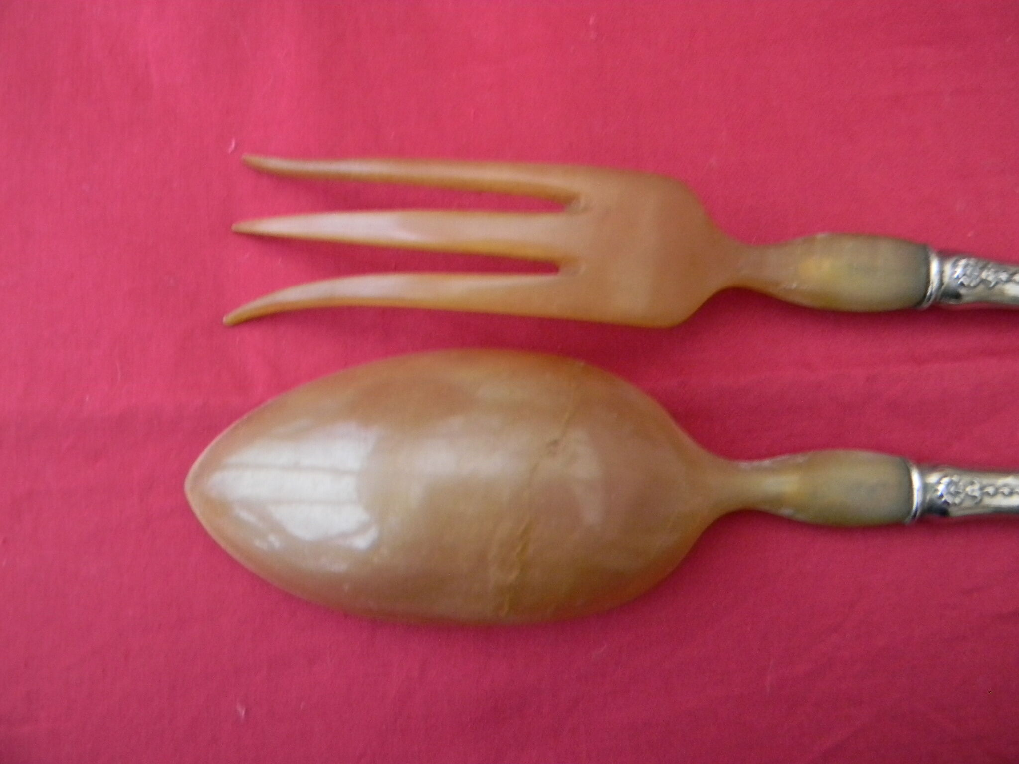 Covered with salad horn and silver metal.