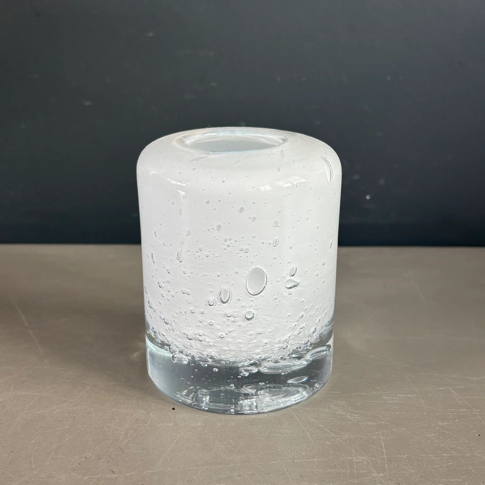 Bougeoir en verre moulé bullé blanc