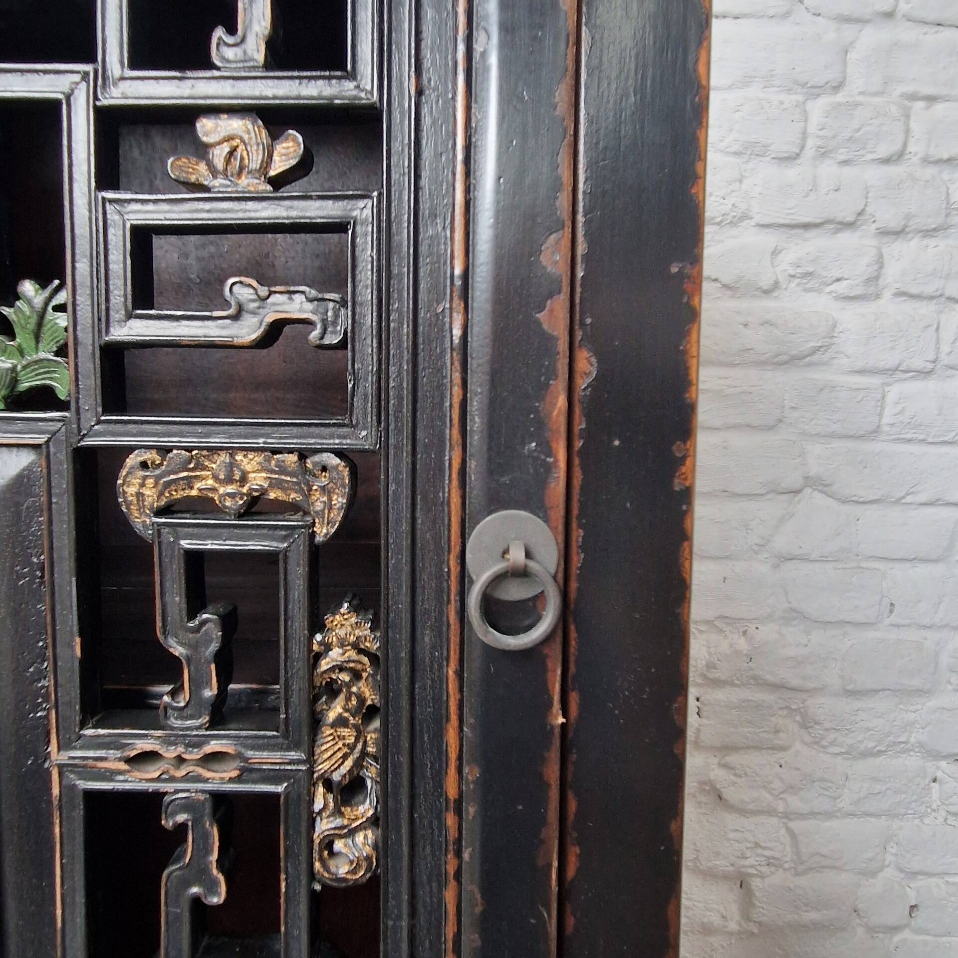 Cabinet chinois vintage noir patiné – porte sculptée ajourée – esprit