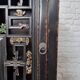 Cabinet chinois vintage noir patiné – porte sculptée ajourée – esprit