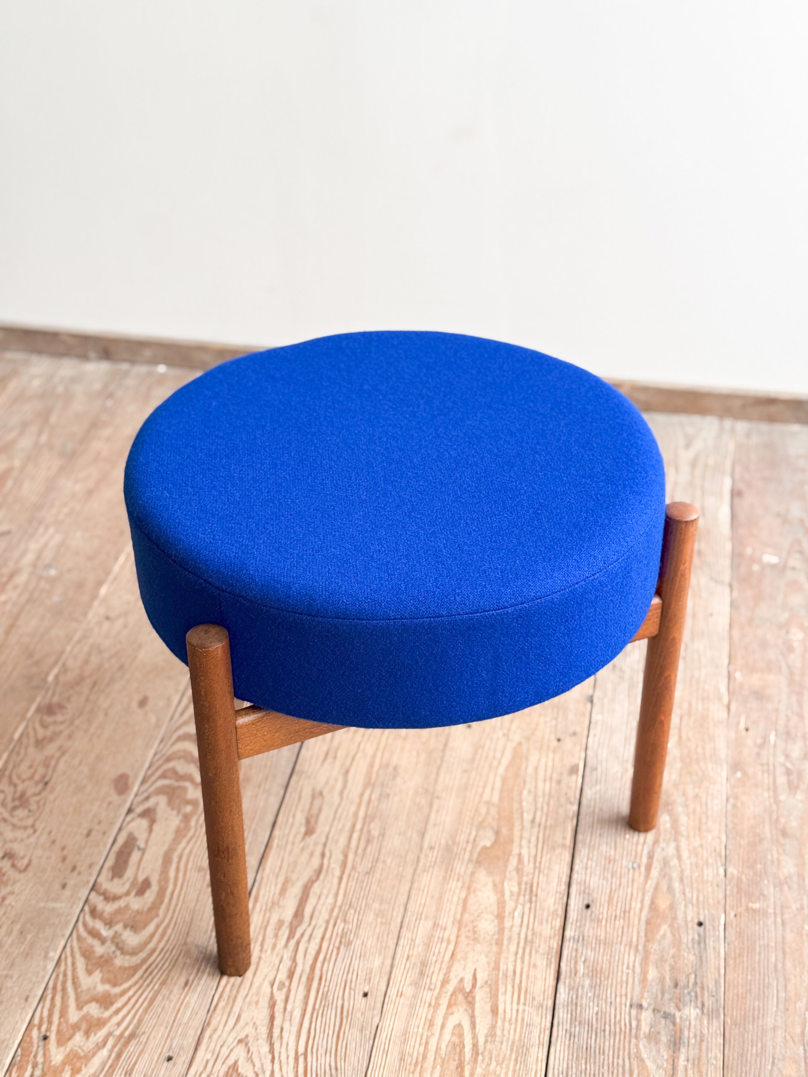 Tabouret Mid-Century en bois avec tissu Kvadrat bleu royal, design danois