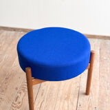Tabouret Mid-Century en bois avec tissu Kvadrat bleu royal, design danois