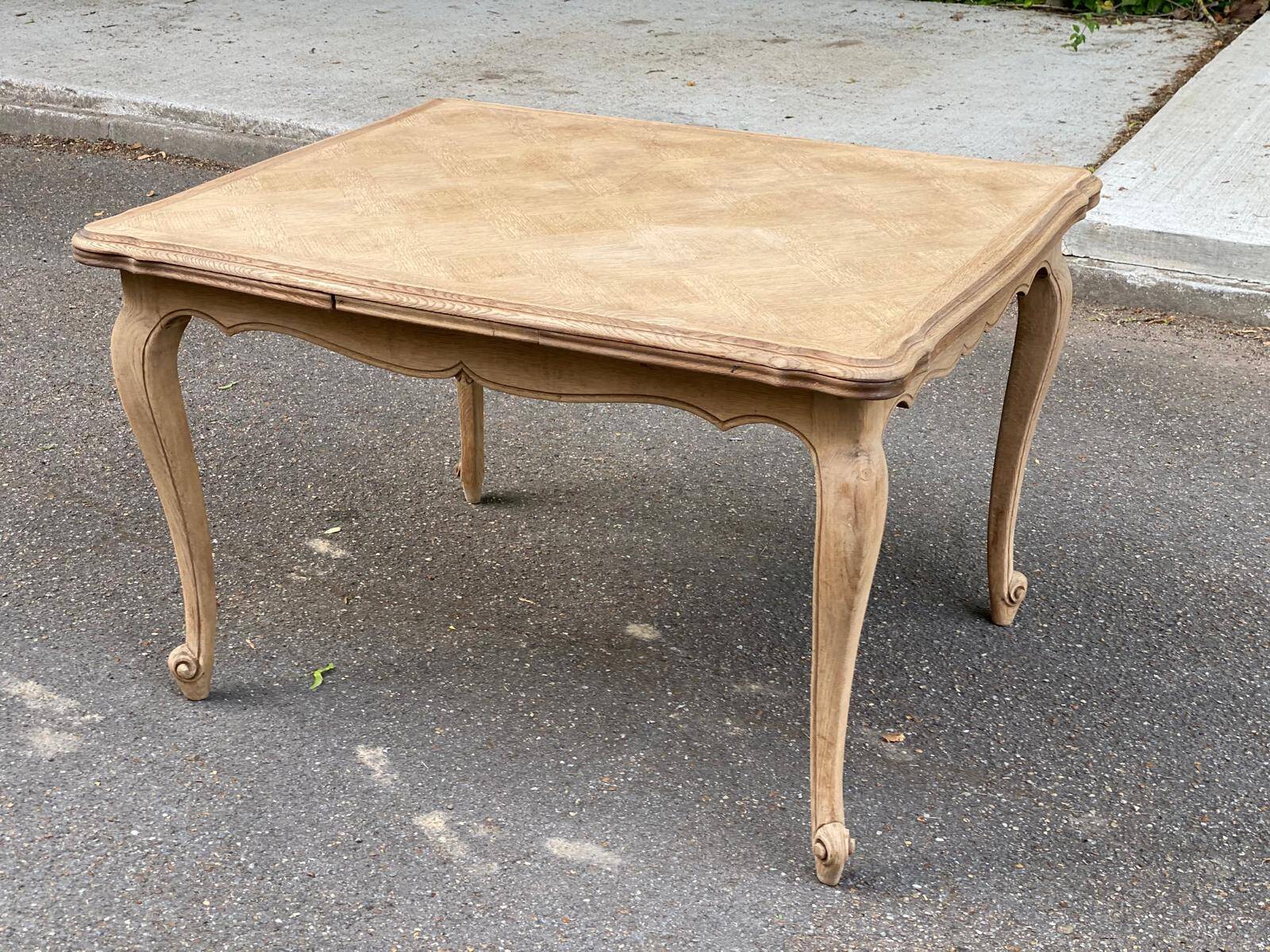 Table à manger extensible Louis XV bois massif chêne et marqueterie 200cm