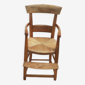 Fauteuil haut ancien d' enfant. En merisier et paillèe.