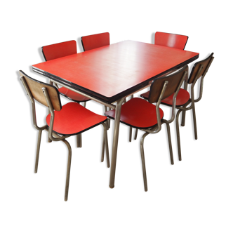 Table avec deux allonges à l’italienne et ses 6 chaises vintage des années 1970 de couleur rouge