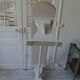 Banc vintage réenchanté en gris perle, assise bois.