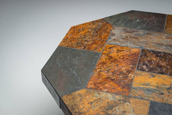 Grande table basse octogonale avec plateau en ardoise multicolore.