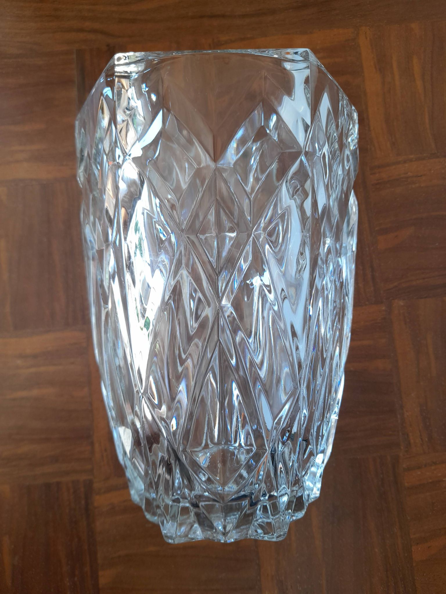 Vase ancien à facettes en verre