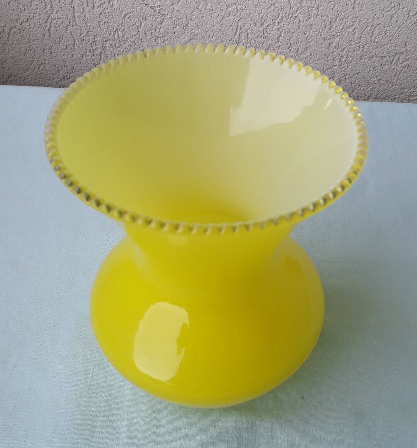 Vase en verre jaune
