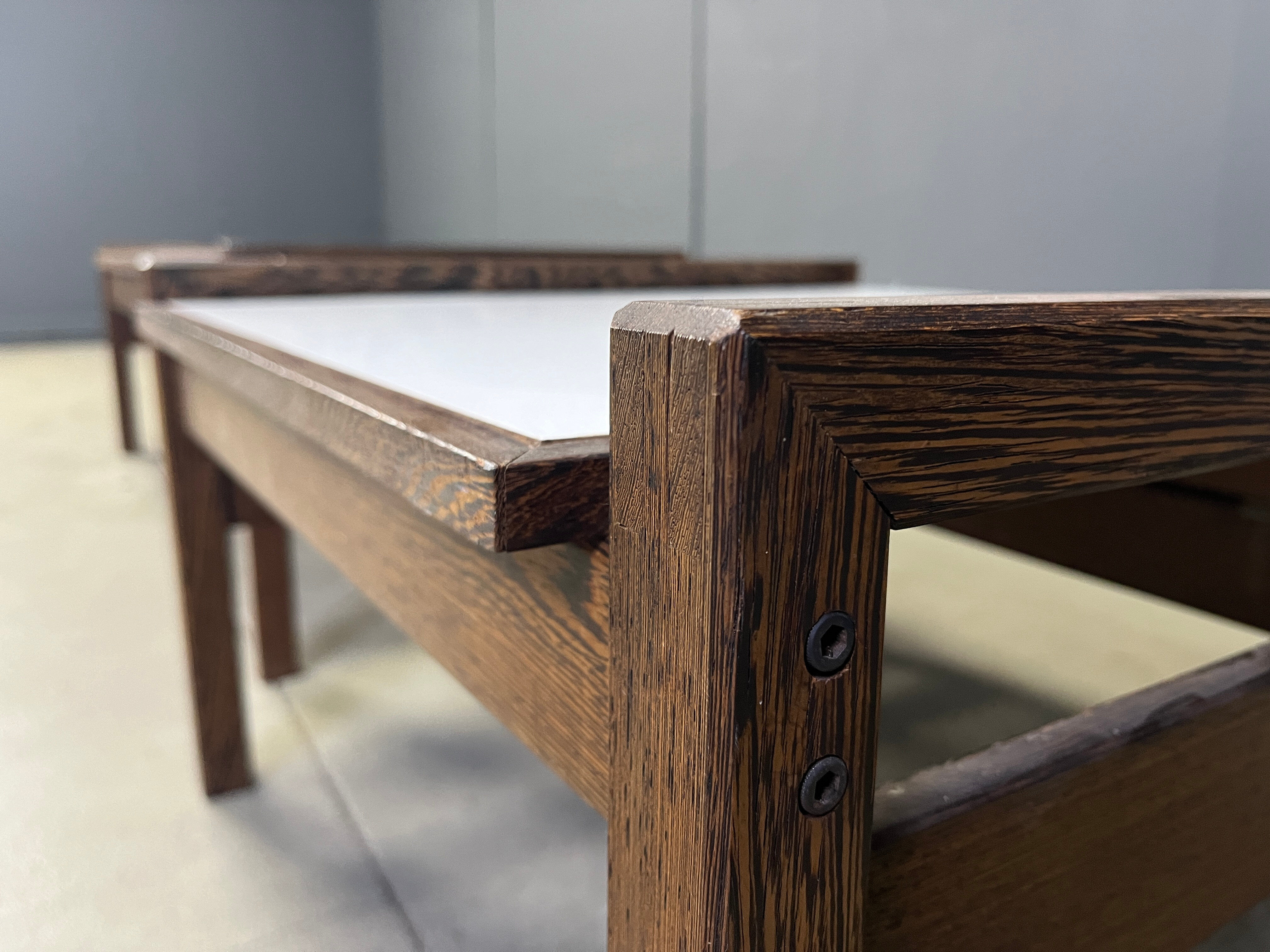 Ensemble de tables basses belges en wengé par Beaufort, années 1960.