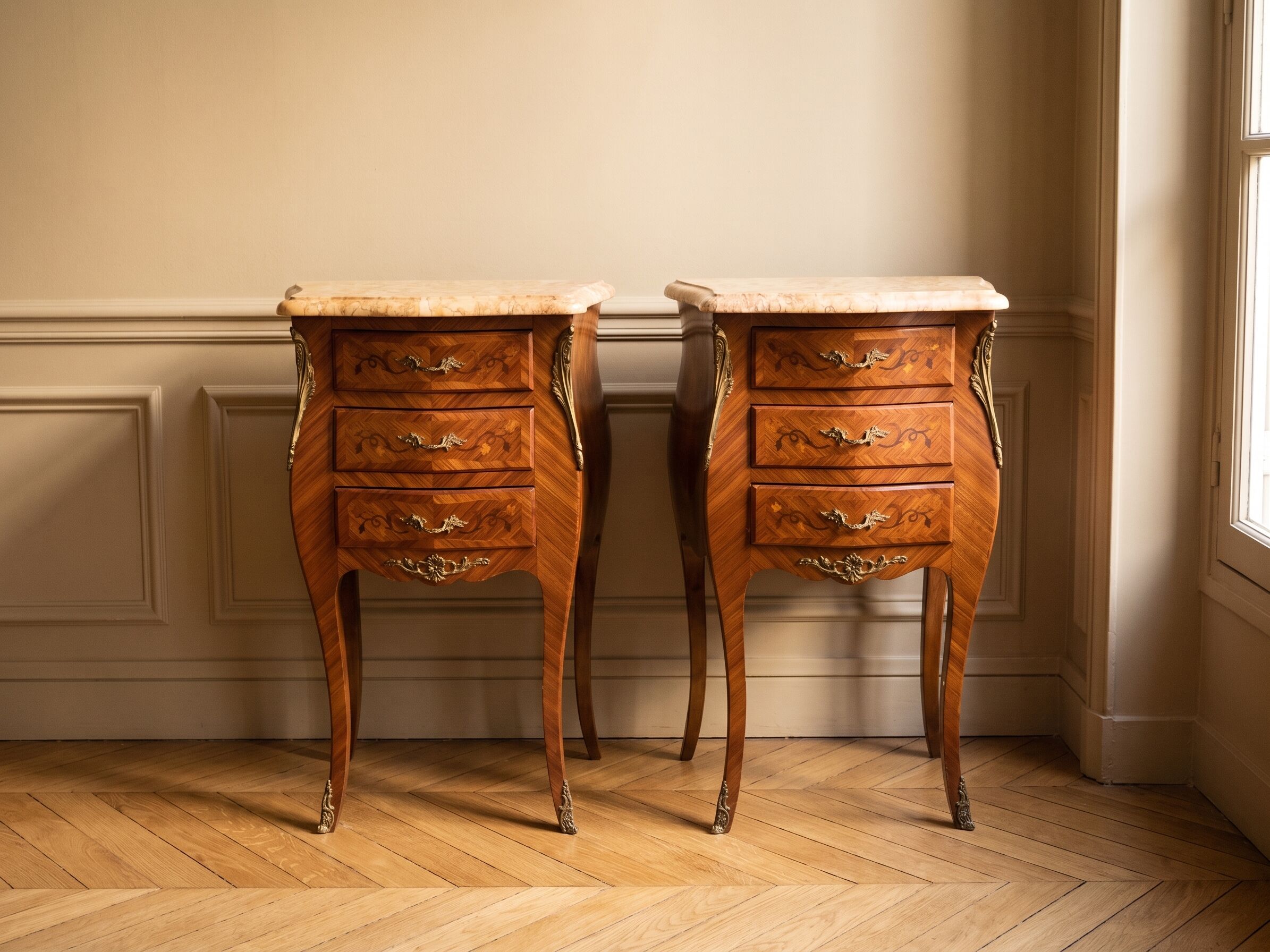 2 tables de chevet de style Louis XV
