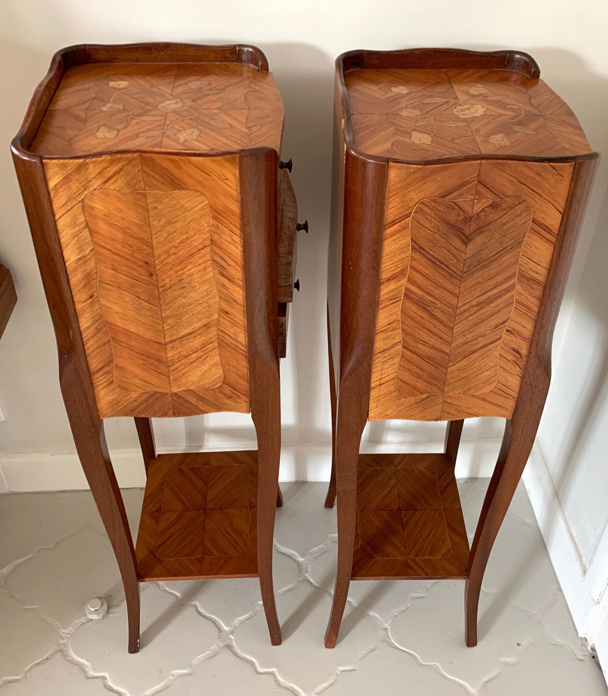 Pair of small tales of bedside wood marquetairie