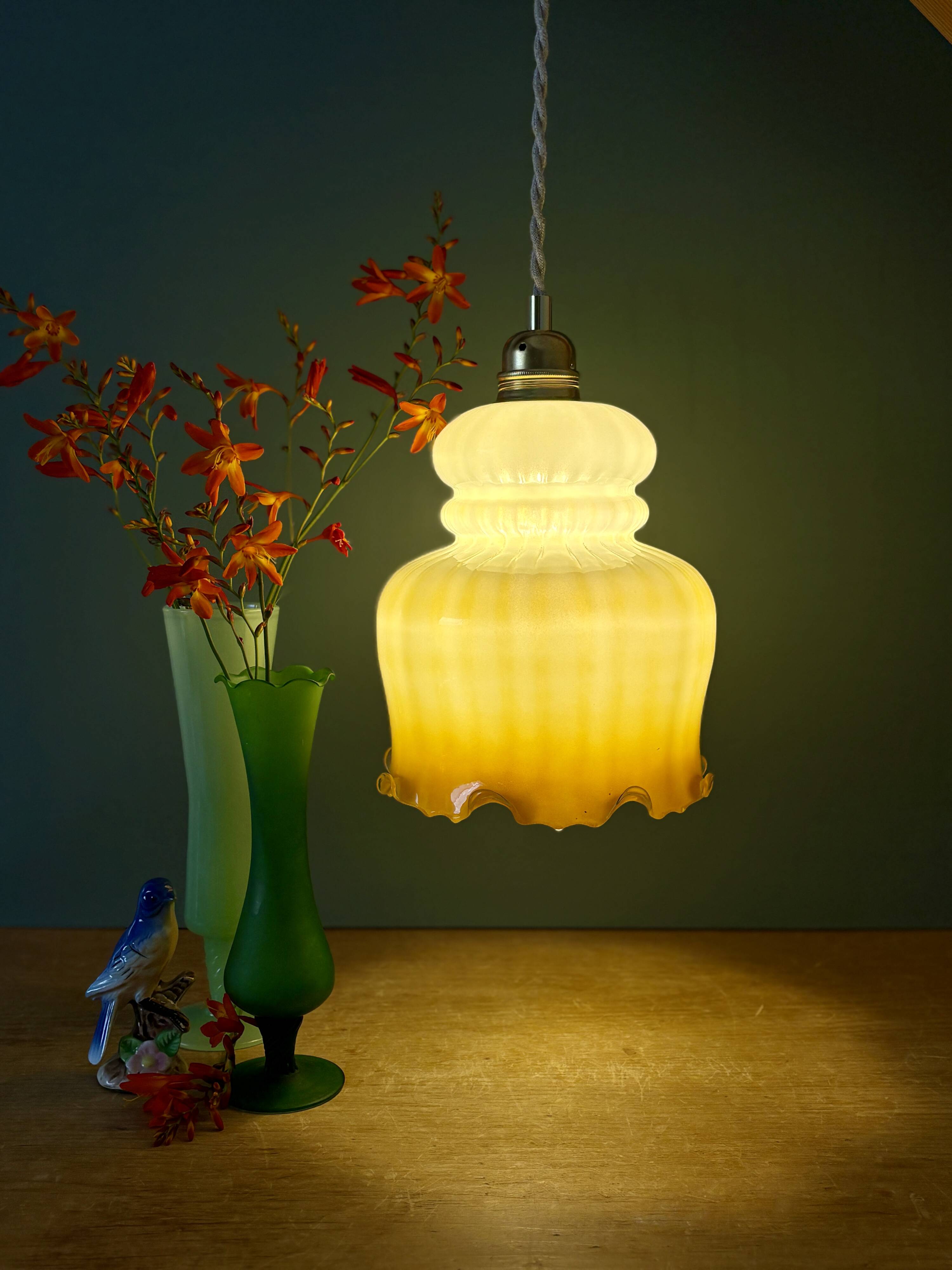 Suspension globe vintage en opaline blanche et ocre