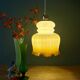 Suspension globe vintage en opaline blanche et ocre
