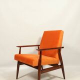 Fauteuil moderne en velours orange papaye bois brun foncé 1970 style scandinave