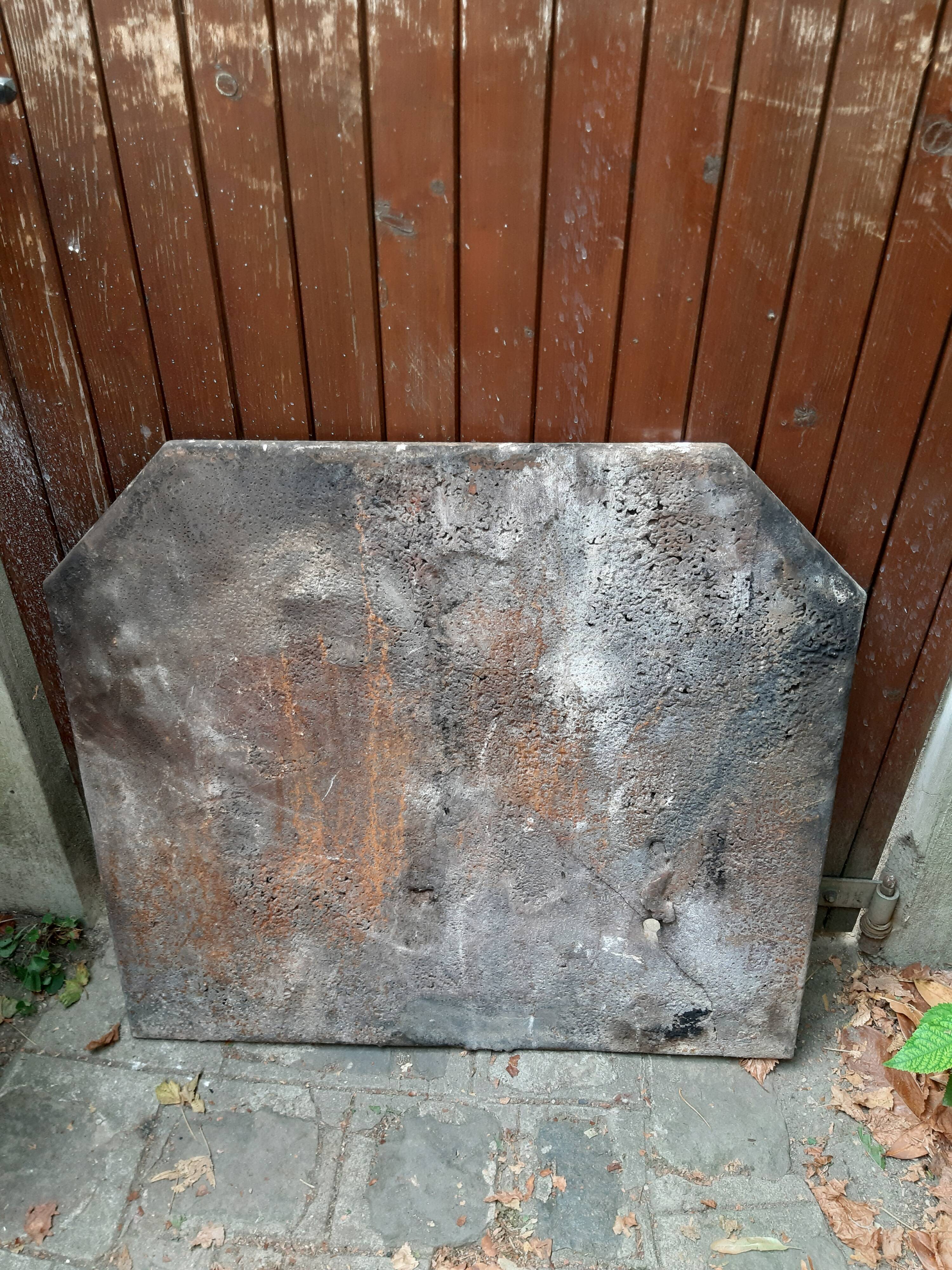 Cheminee plate in cast iron