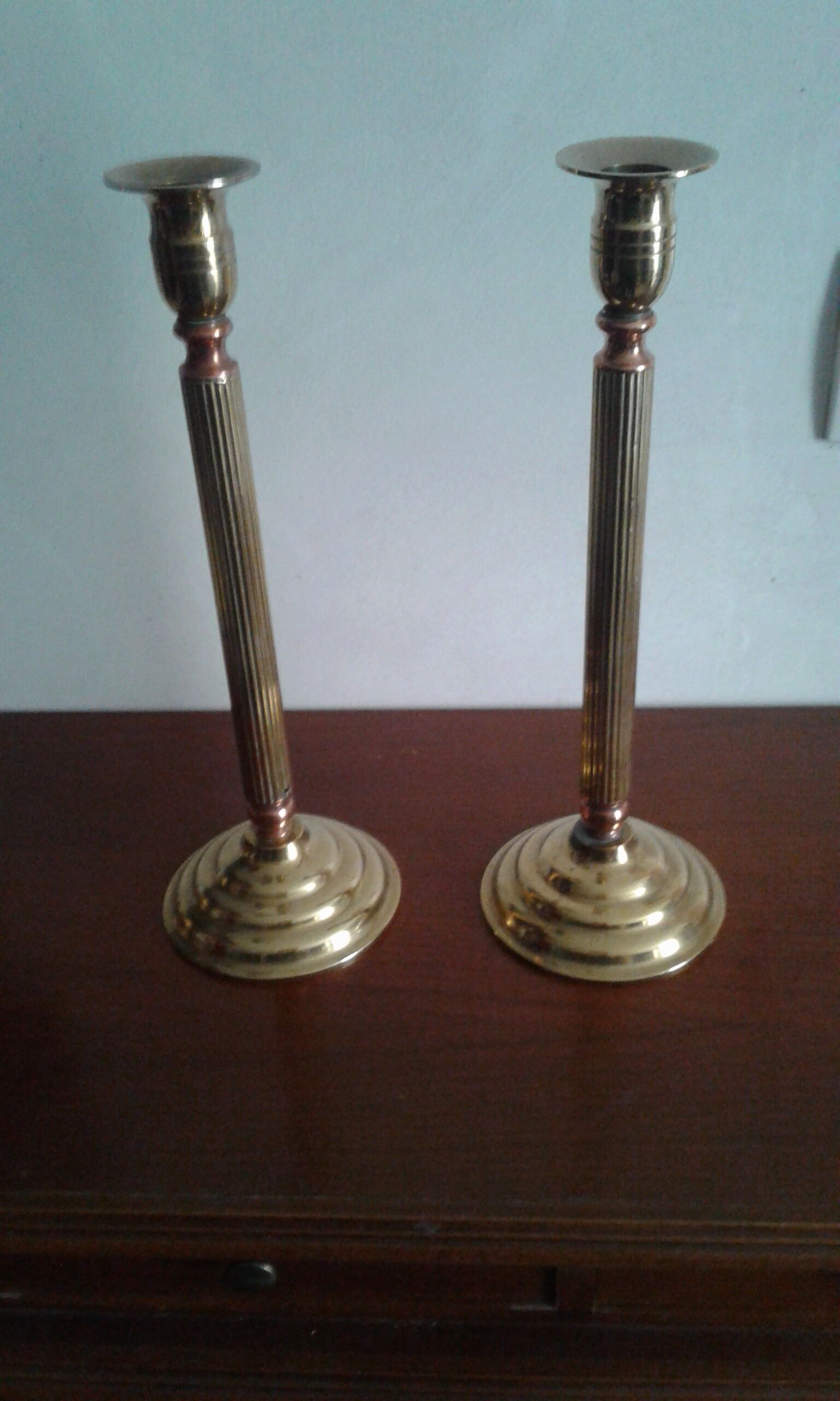 Pair of b-shaped brass legs in the shape of a column