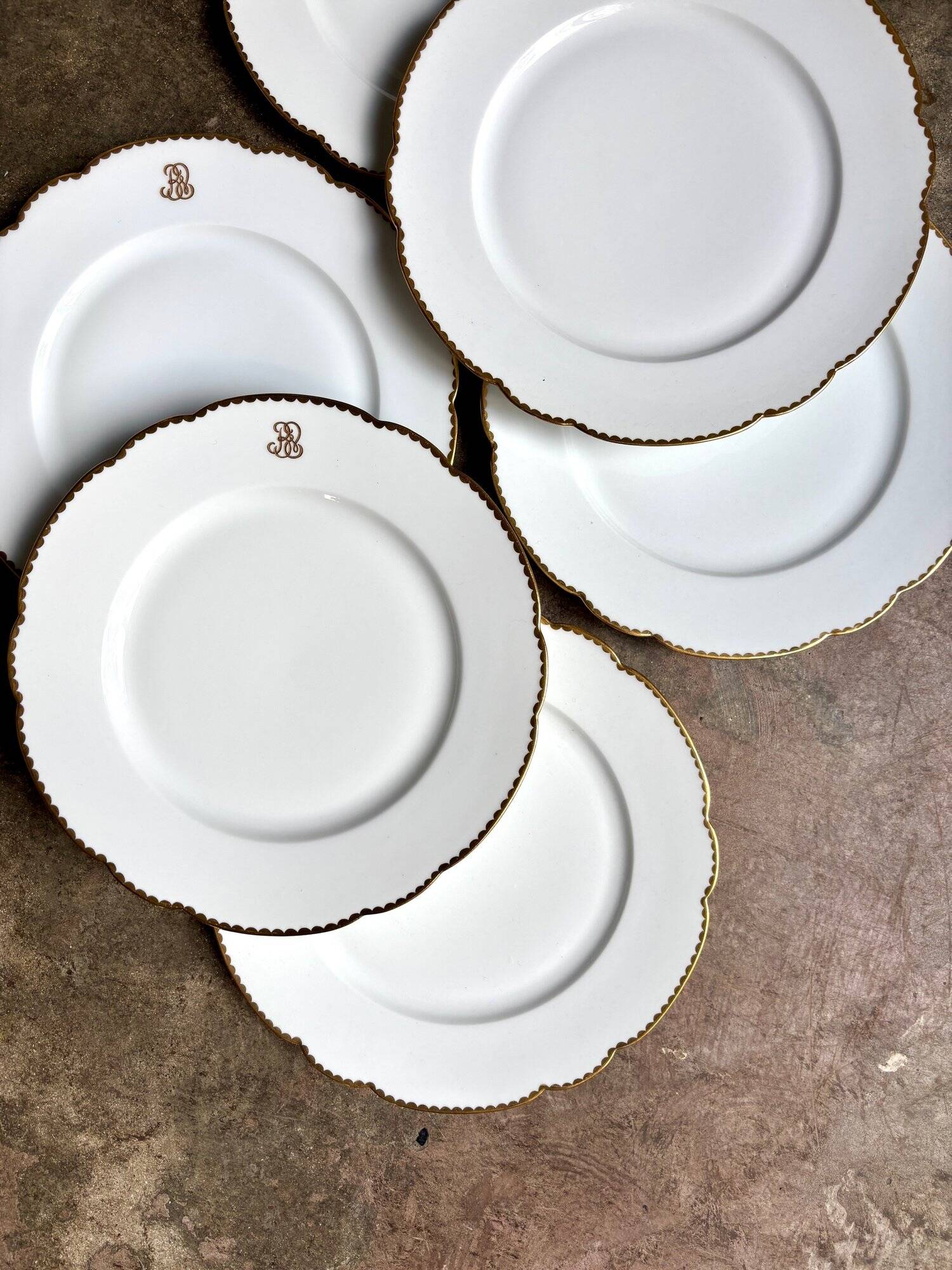 6 scalloped dinner plates in gilded and monogrammed Paris porcelain