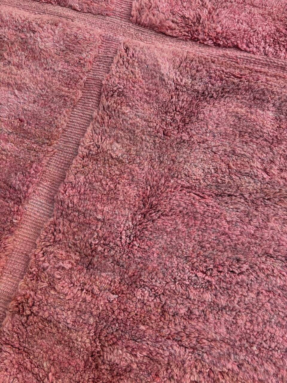 Tapis berbère rose à carreaux sur mesure