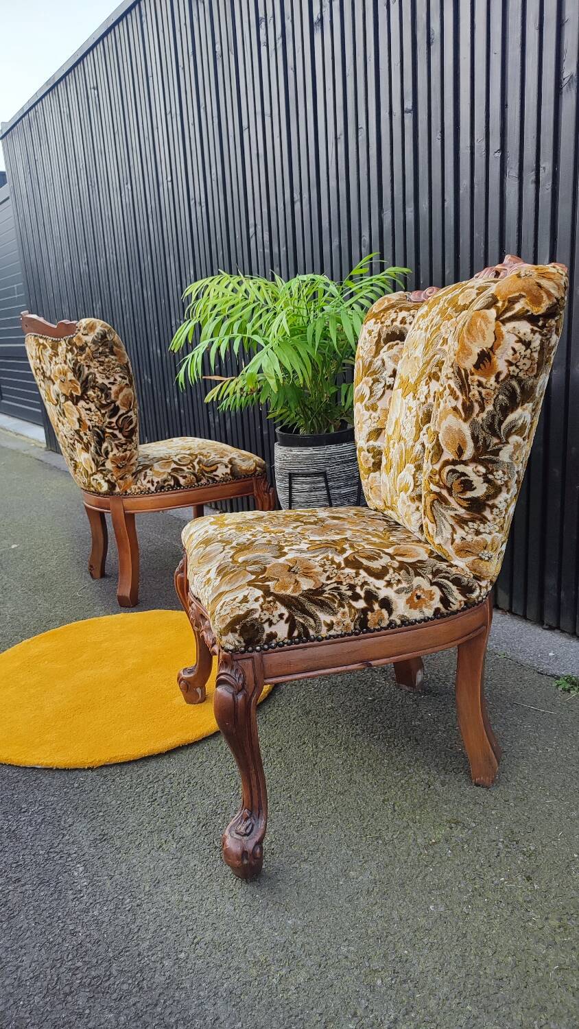 Set of 2 velvet cocktail/toadstool chairs