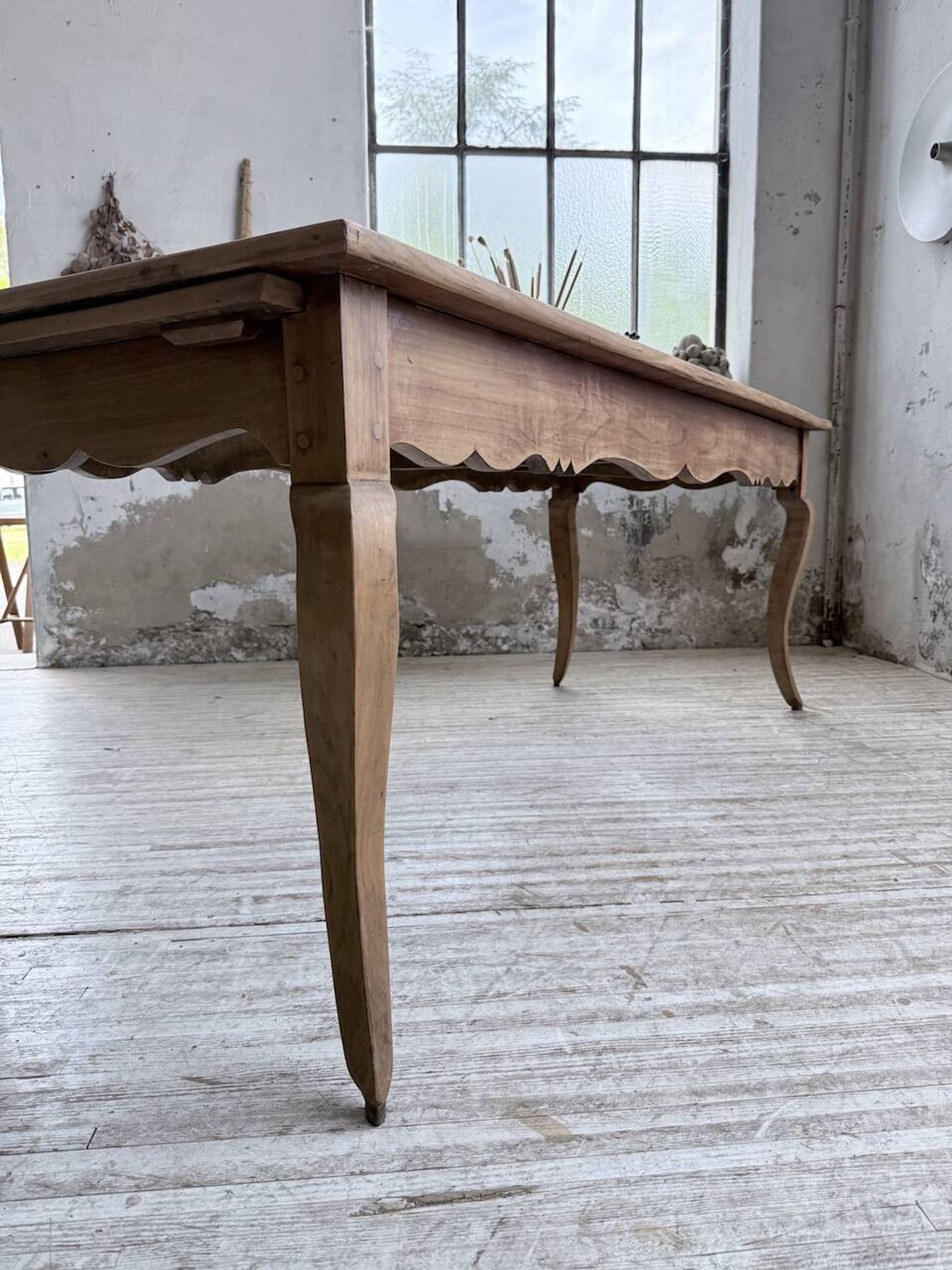 Table de ferme merisier pieds galbés XIXème