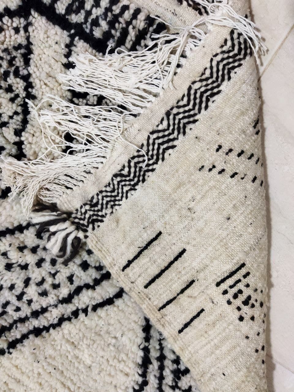 Tapis marocain en laine berbère noir et blanc 235 x 145cm
