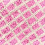 Pink Moroccan rug - traditional Berber rug made of natural wool.