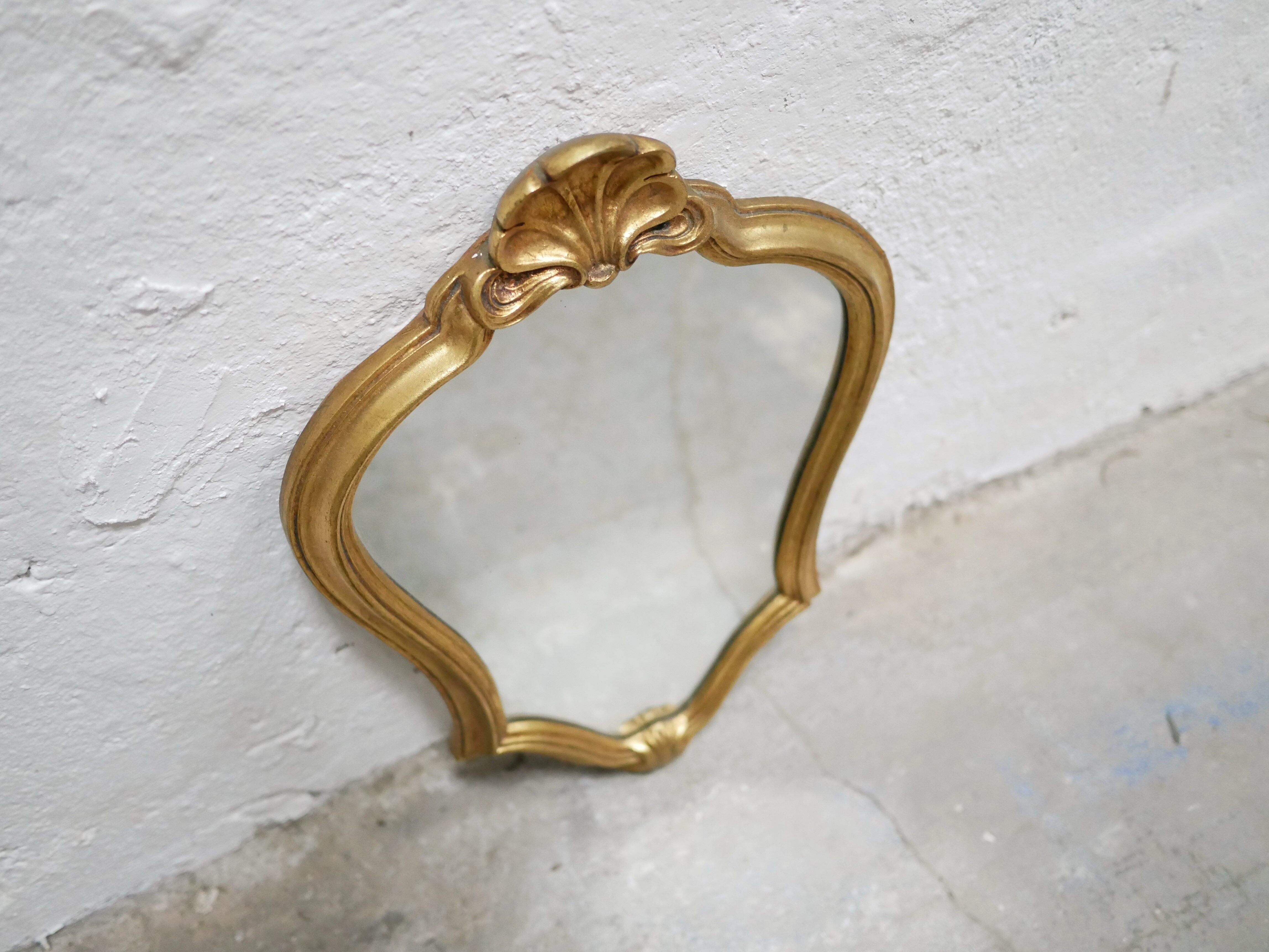 Miroir vintage de style baroque en bois doré