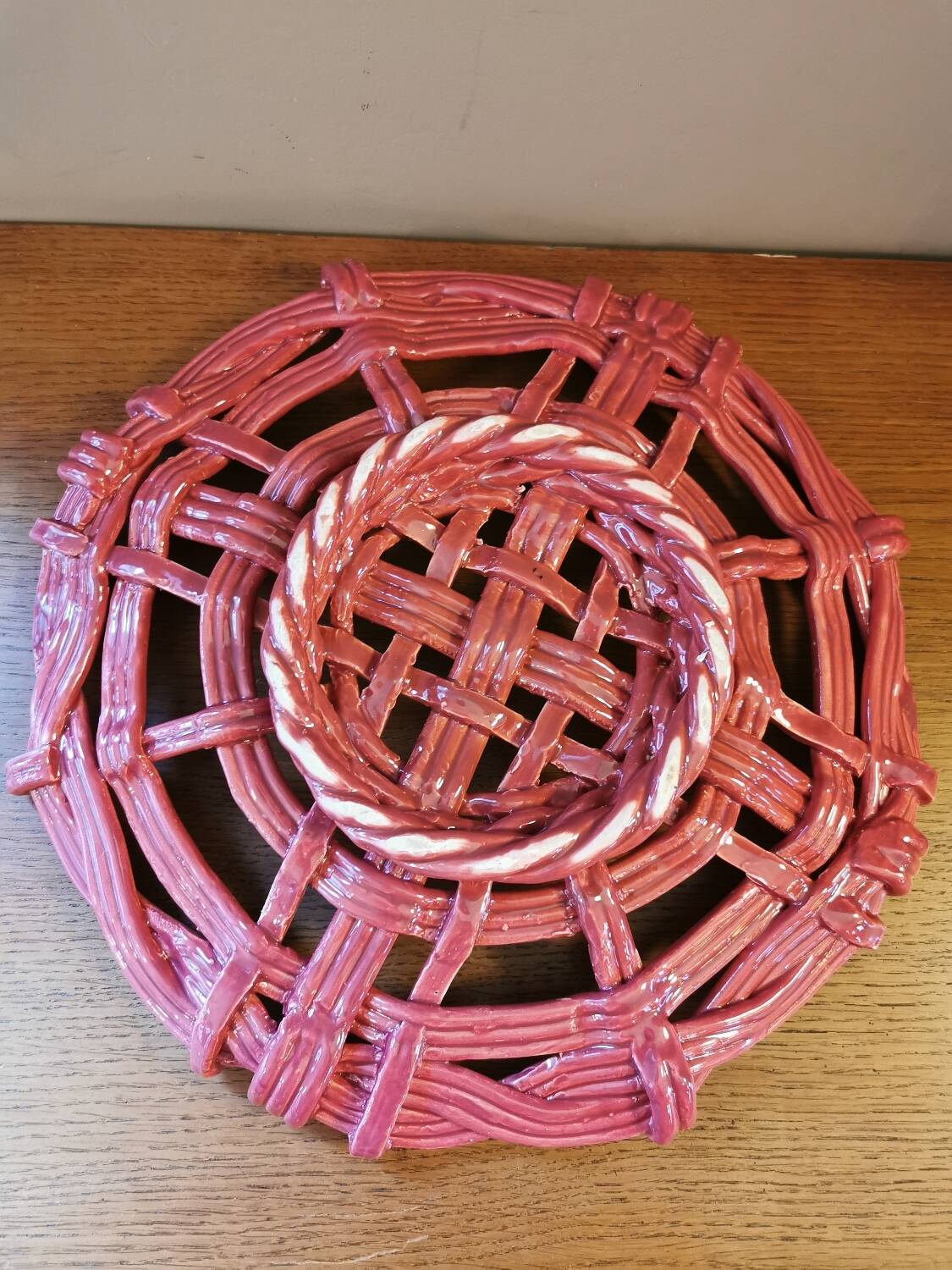 Vintage cup in braided pink barbotine