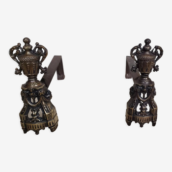 Paire de chenets anciens en bronze style Louis XVI