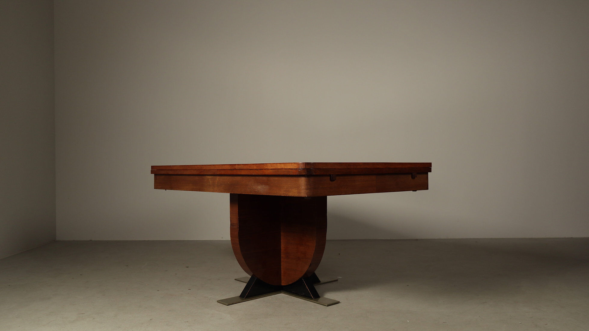 Art Deco extending dining table with sculptural pedestal base, 1930s
