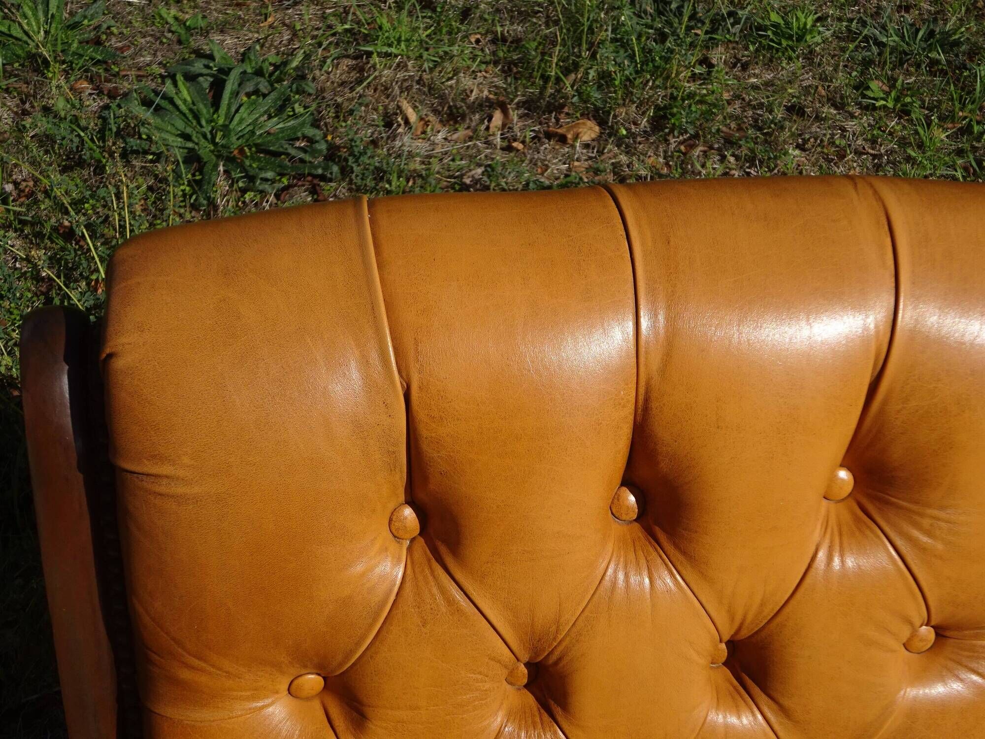Fauteuils en bois et cuir capitonné, les 2