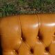 Fauteuils en bois et cuir capitonné, les 2